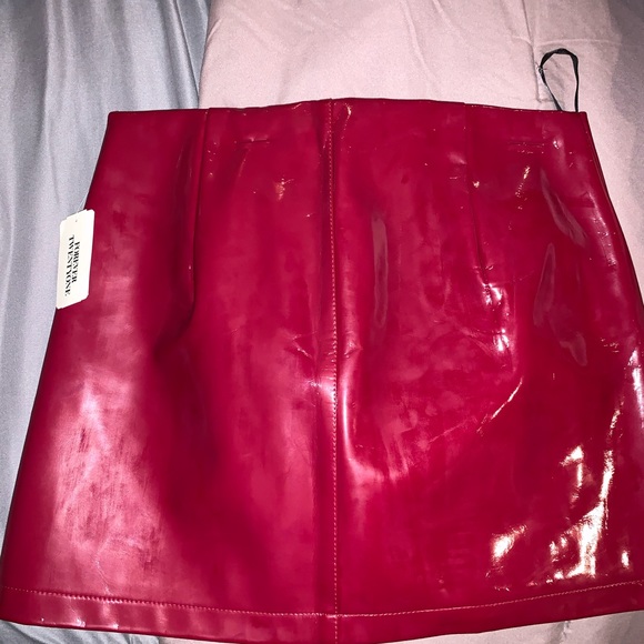 Pull Ring Faux Patent Mini Skirt (Red) - Picture 3 of 3